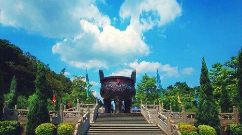 飞水潭,中山泳池等,途中在半山亭还有神奇的恩缘树,天湖区观鼎湖,宝鼎