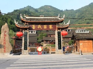 我刚在墨戎苗寨买的上面写的足银999,我朋友买的墨戌足银999,不知道我