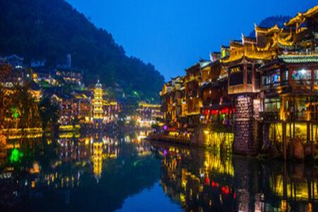 <张家界+玻璃桥+天门山+凤凰高铁4日游>深圳出发怀返节约7小时车程/凤凰古城享双重VIP通道免排队/打卡芙蓉镇/泛舟沱江/纯玩无购物
