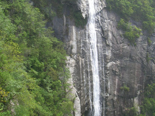  清远古龙峡漂流,万丈崖探险1日游游>清心洗肺的"大氧吧",万丈崖瀑布