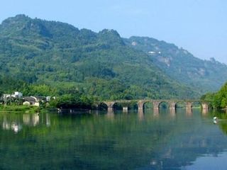 抵达后游览【 大别山石窟风景区】(约3—4小时),主要景点有:游原始