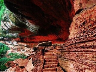 红石野谷景区是"赤水丹霞" 世界自然遗产的核心景区之一,以红色蜂窝状