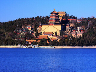 12:00 进入著名皇家园林--颐和园(约120分钟),观颐和园全景,游览碧波
