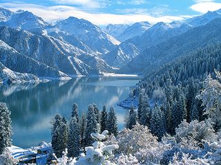 雪峰北侧的【天山天池风景区(含区间车:游览大约2小时)观天池八景