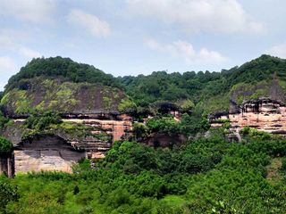 早餐后,旅游行程开始,游览【李家岩】景区(车程约15分钟,游览时间1