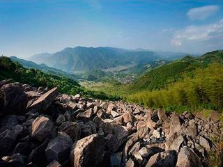  覆卮山古道徒步1日游>赏浪漫樱花,攀冰川石浪,专业领队