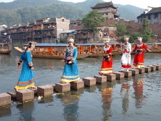湖南鳳凰古城旅游組團(tuán)_湖南鳳凰古城九月旅游_2021年湖南鳳凰古城旅游團(tuán)報(bào)價(jià)