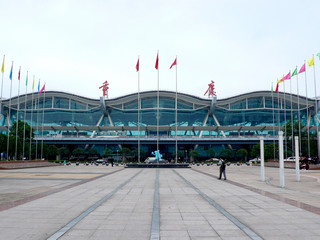 在领队的协助下,办理赴日登机手续,重庆江北国际机场出发前往香港机场