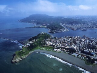 搭乘渡轮前往【旗津半岛,旗津风景区位于高雄市旗津区旗津半岛,是