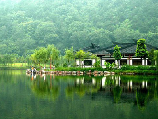 西湖:要的观赏性淡水湖泊,也是首批重点风景名胜区.