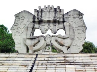 早餐后乘车前往回归之城,双胞之乡墨江,参观游览【墨江双胞旅游小镇】