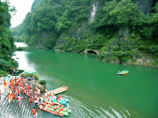 北有洞庭,南有郴州,衡山,东接井岗,西容武陵,吉首,凤凰,猛洞河,居其中