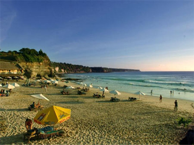 库塔海滩(kuta beach)号称巴厘岛上最美丽的海岸,这里的海滩平坦,沙粒