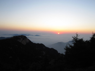 济南-泰山观日出双汽1晚2日游>逛泉城济南 登泰山看日出