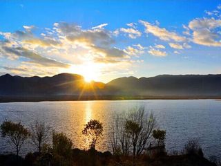 泸沽湖日出