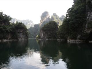 張家界玻璃棧道自由行還是跟團好_香港旅游團張家界玻璃棧道_張家界玻璃棧道旅游價格多少跟團