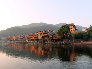 湖南鳳凰古城旅游價格多少跟團_去湖南鳳凰古城游要多少錢_湖南鳳凰古城旅游報團價格