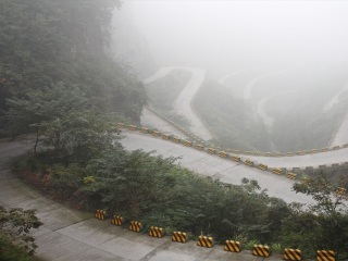張家界玻璃棧道游跟團_張家界玻璃棧道旅游要多少錢2021_張家界玻璃棧道旅游費用
