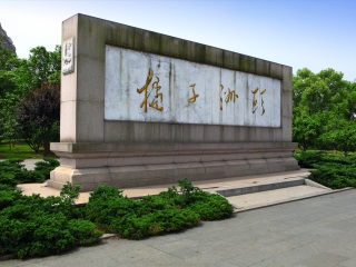 張家界2人旅游需要多少錢_幾月去張家界旅游便宜_張家界高端品質旅游團