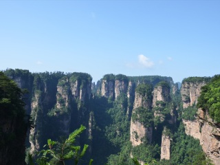 張家界玻璃棧道自由行還是跟團好_香港旅游團張家界玻璃棧道_張家界玻璃棧道旅游價格多少跟團