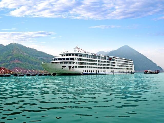 总统游船总统八号首航时间:2013-04-26 ,吨位17000吨,建造规模达到了