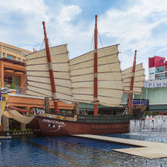 PHUKET, THAILAND - October 3, 2015: Jungceylon shopping mall in Patong beach on October 3, 2015 in Phuket, Thailand. Jungceylon shopping and entertainment with fountains largest shopping mall. 景点模块