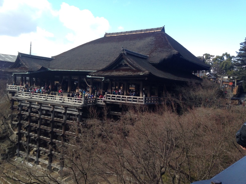 地主神社中有两块大石,如果可以闭着眼睛从一块走到另一块的话,就寓意