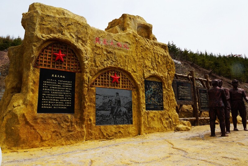 雪山→过草地→陕北吴起会师(1935年10月)→甘肃会宁会师(1936年10月)