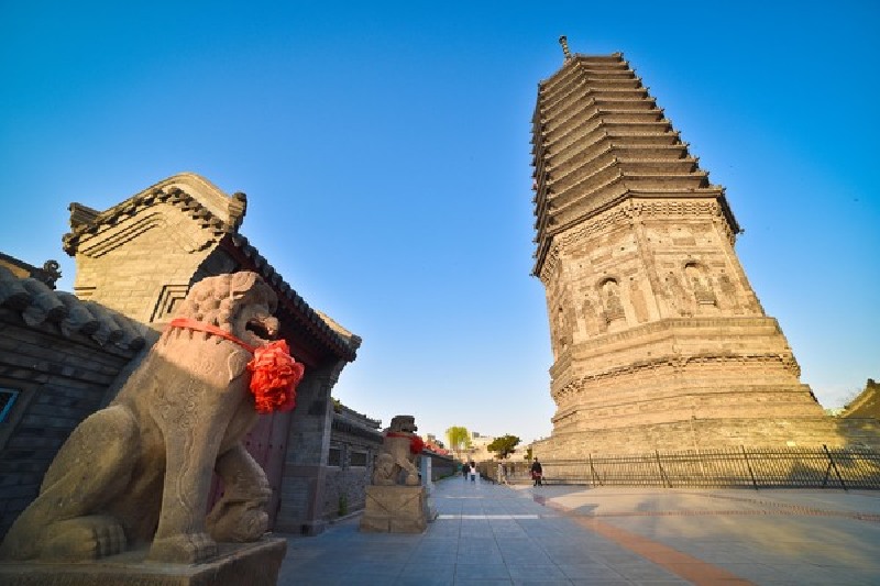 砖塔,坐着京沈铁路的列车可以观望到它的身影,被认为是锦州古城的标志