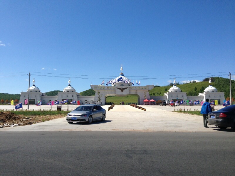 河南岸,北部与莫尔道嘎毗邻,西部与俄罗斯赤塔州的奥洛契隔河相望