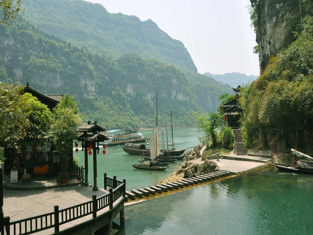 10:30 宜昌 三峽人家 乘車赴【三峽人家】風景區,三峽人家,依山傍水