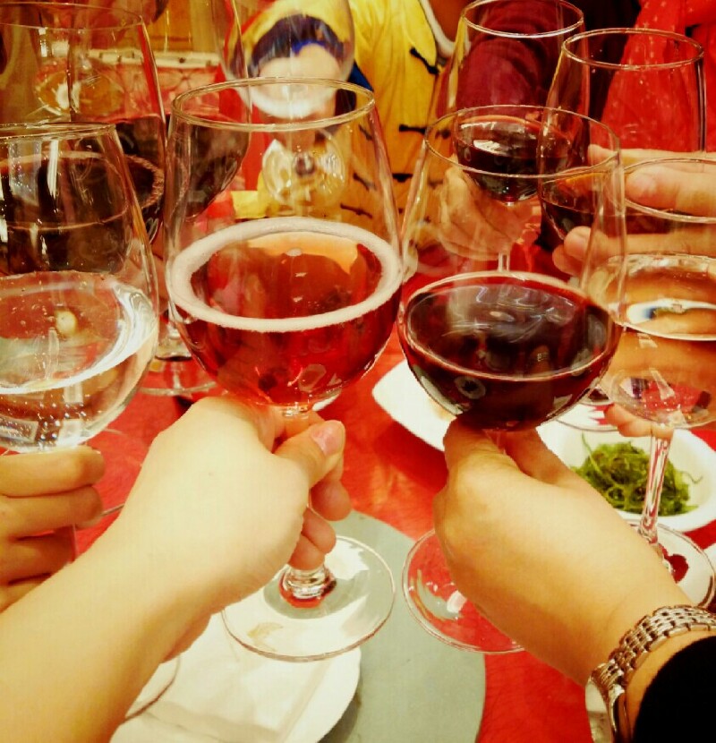 新年快乐,大家举杯欢庆,迎接新的