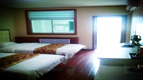 宝泉风景区:位于辉县市西北60公里处的宝泉沟内,是国家地质公园,国家