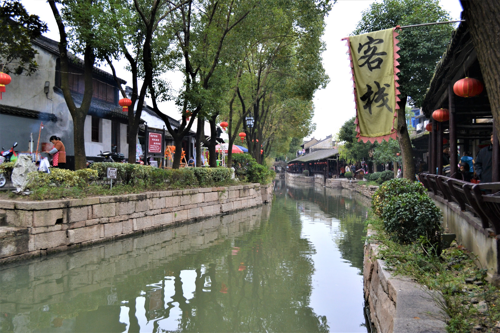 1天苏州甪直古镇小众玩法,水边倚坐晒太阳