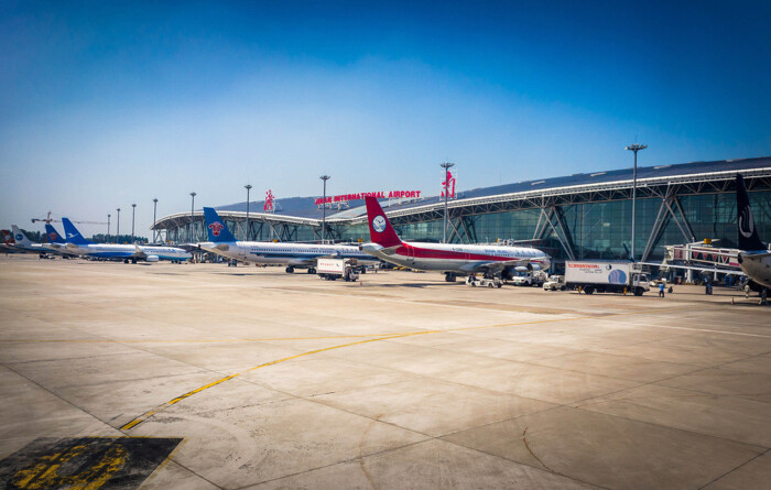 机场,接着我们带着行李继续乘车前往济南火车站,准备赶往泰山火车站