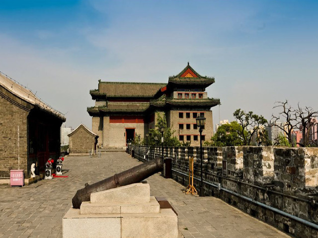 或参观东便门城楼为明,清两代北京内城东南转角处的箭楼,这座城门可因