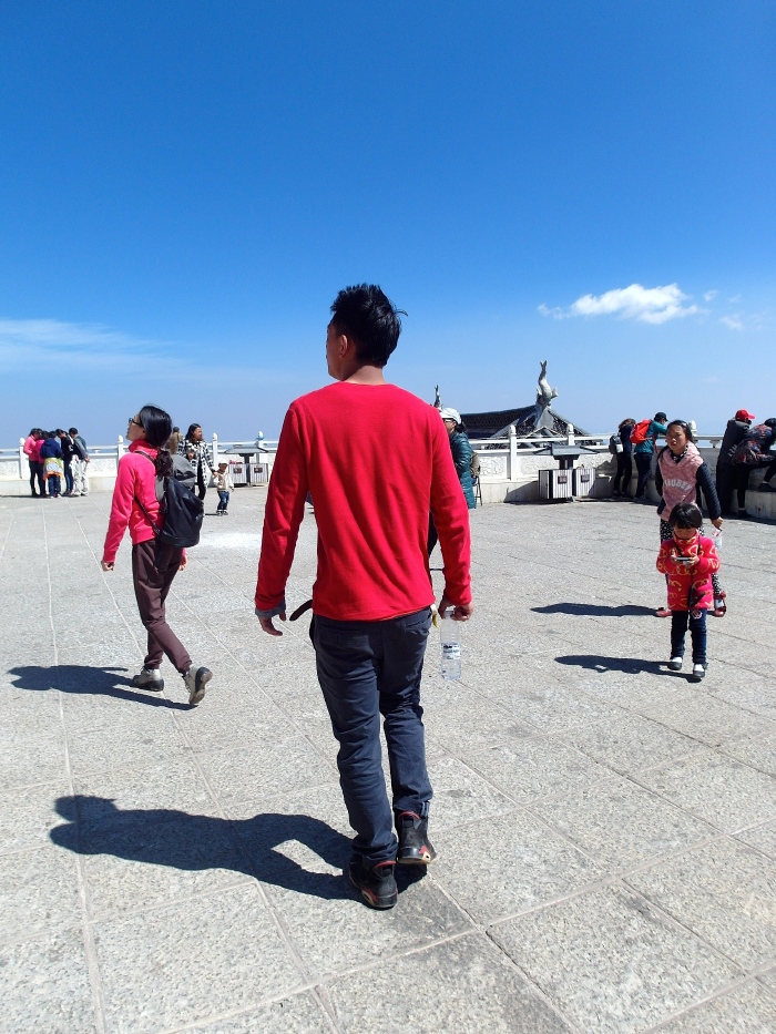 来张我弟的背影,我们俩海拔都高,我170,我弟180,庞大型的姐弟俩～ 我