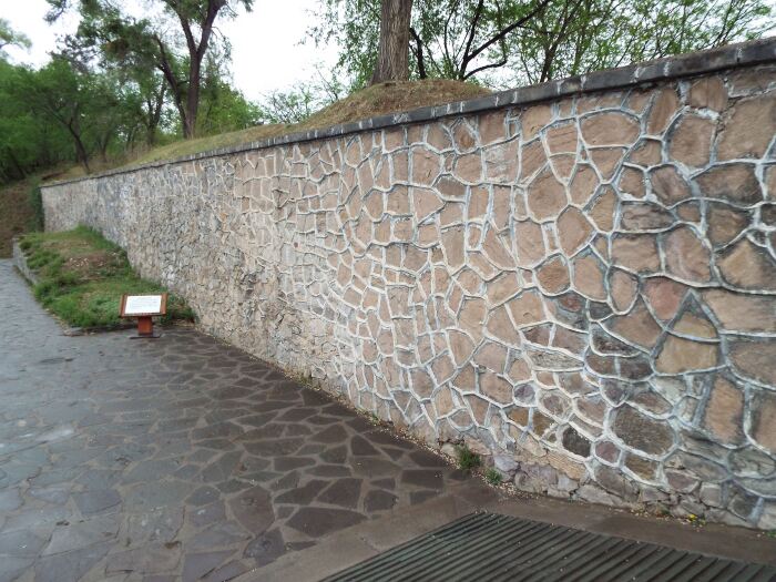 香远益清东小坡上有一段"虎皮墙",据说是1983年偶然发现并修复的.