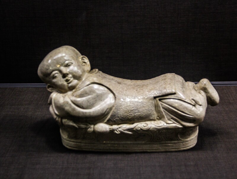 "孩儿枕"在北京故宫我看到了一件,来到了台北故宫看到了另外的一件