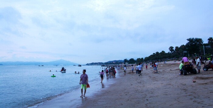 沙滩面积很大,顺着海岸线过去很远都是非常适合游泳的安全海滩,海中