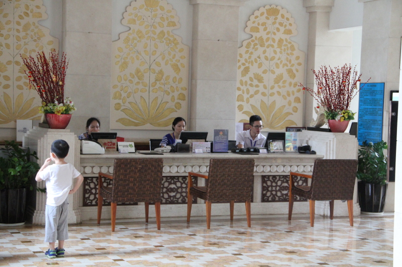 前台的工作人员精致的游艇模型游艇服务大堂休息区酒店大堂泳池小桥