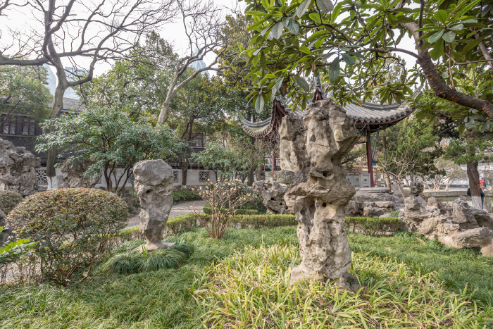 太湖石是江南园林中常见的元素.