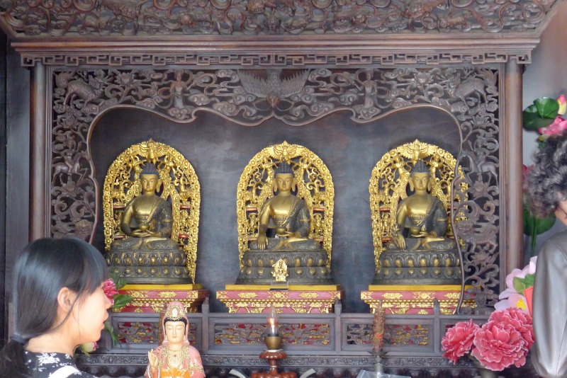 雍和宫是敬香礼佛和旅游观光的好去处