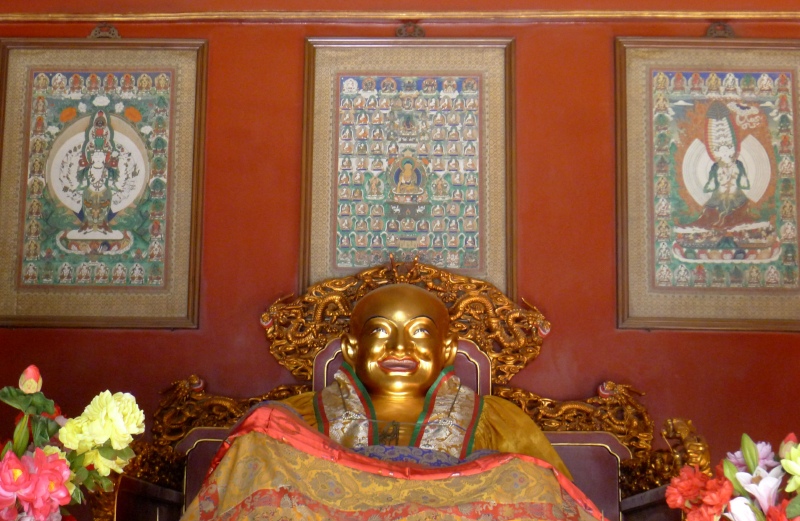 雍和宫是敬香礼佛和旅游观光的好去处