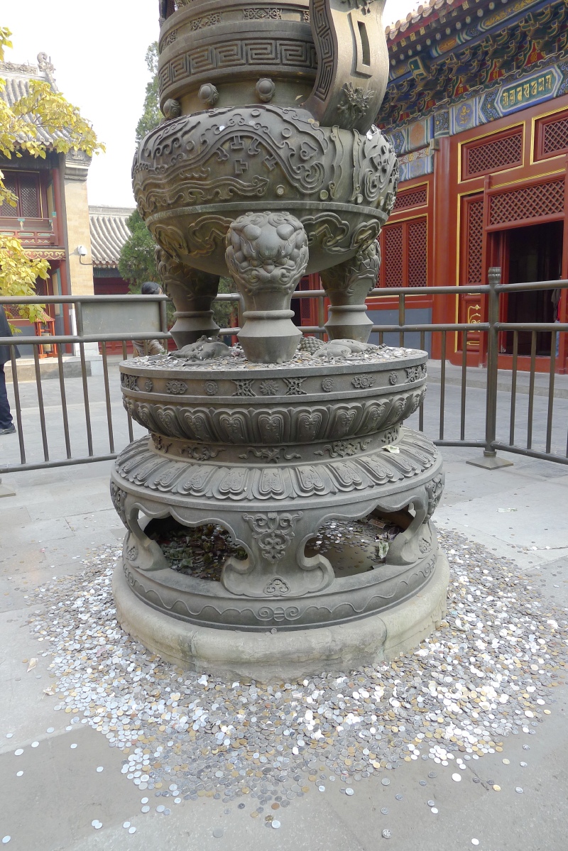 古青铜鼎院中依次有铜鼎,御碑亭,铜须弥山,嘛呢杆和主殿雍和宫.