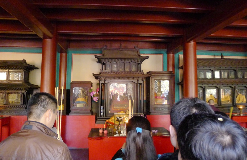 雍和宫是敬香礼佛和旅游观光的好去处