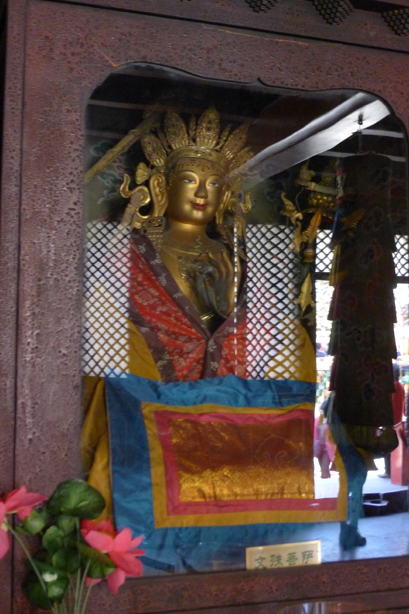 雍和宫是敬香礼佛和旅游观光的好去处