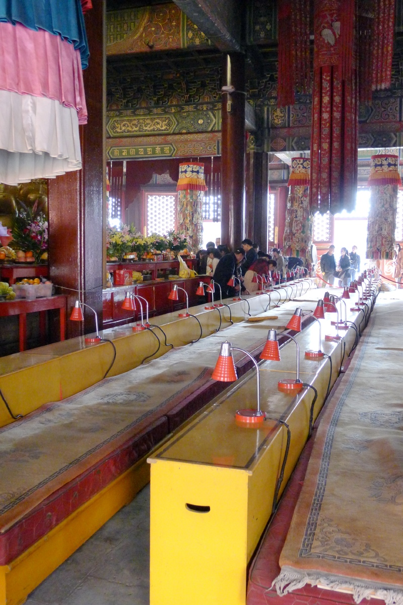 雍和宫是敬香礼佛和旅游观光的好去处