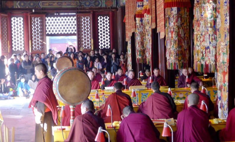 雍和宫是敬香礼佛和旅游观光的好去处