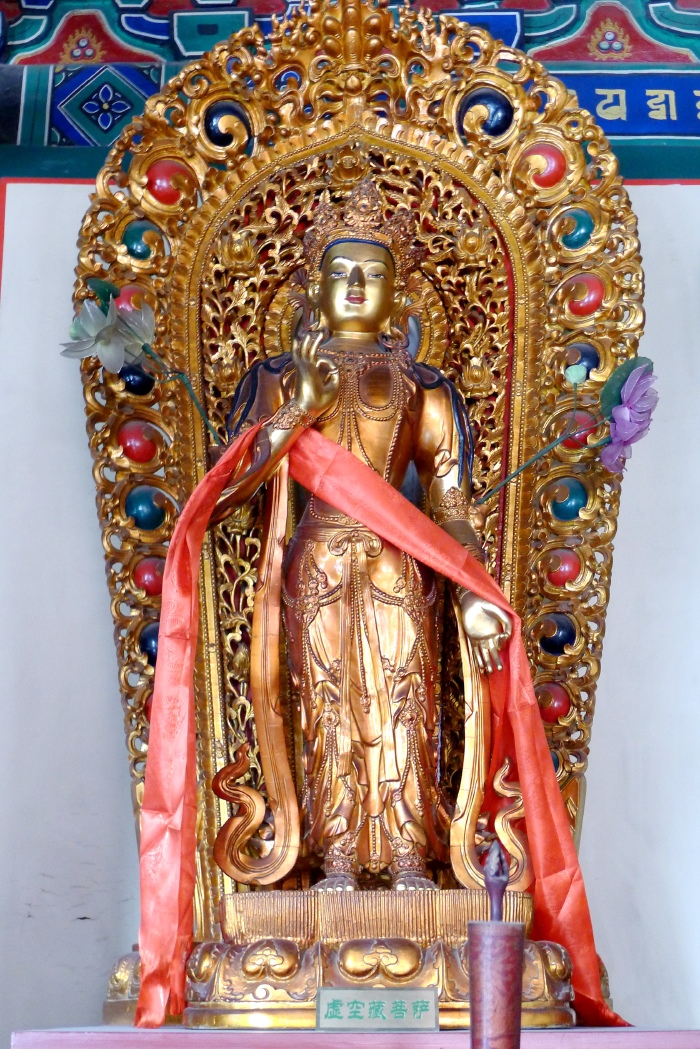 雍和宫是敬香礼佛和旅游观光的好去处